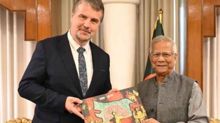 ঝুঁকিপূর্ণ কেন্দ্রগুলোতে আইনশৃঙ্খলা বাহিনীর সদস্যদের বডিতে ওর্ন ক্যামেরা থাকবে : প্রধান উপদেষ্টা